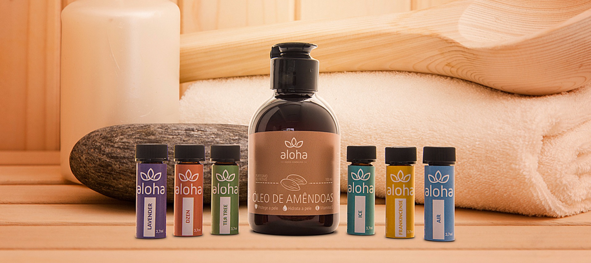 Óleo de amêndoas Propriedades O óleo se amêndoas puríssimo ALOHA é enriquecido com Vitamina E, que hidrata, protege, suaviza e amacia sua pele, proporcionando um toque delicadamente aveludado. A maior fama do óleo de amêndoas é pela prevenção de estrias no período da gravidez. Benefícios Para Cabelos É também um ingrediente essencial nas máscaras para o cabelo. Justamente pelas suas propriedades hidratantes, é perfeito para combater os danos causados pelo excesso de sol ou as baixas temperaturas. Para Pele É um excelente hidratante e ajuda também a reduzir a inflamação da pele (experimente colocar algumas gotas do óleo no seu creme de uso diário, e rapidamente notará como a sua pele ficará mais sedosa e saudável!).